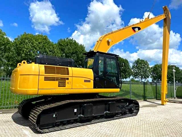 CAT 326D2L с длинной стрелой