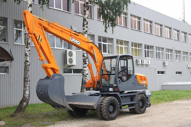 Колесный экскаватор с гидромолотом UMG E200W