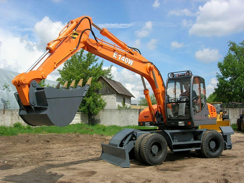 Колесный экскаватор с гидромолотом UMG E200W