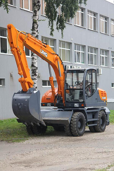Колесный экскаватор с гидромолотом UMG E200W