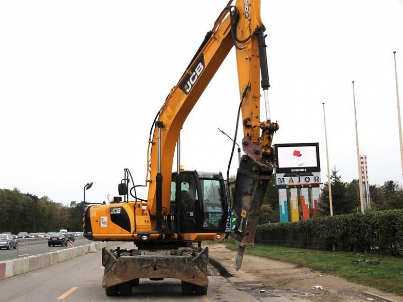 Гусеничный экскаватор с гидромолотом JCB JS 370 