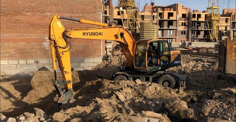 Колесный экскаватор с гидромолотом Hyundai R210W-9S