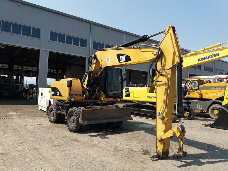 Колесный экскаватор с гидромолотом Caterpillar M320D2