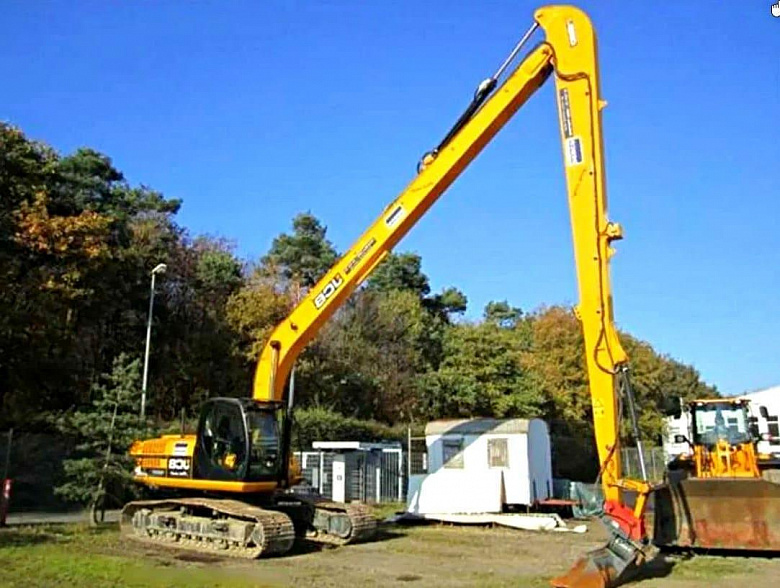 JCB JS200W с длинной стрелой 
